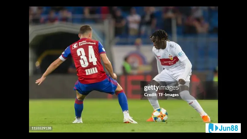 Cầu thủ Basel đang dẫn bóng trước sự áp sát của hậu vệ Stuttgart Cầu thủ Basel đang dẫn bóng trước sự áp sát của hậu vệ Stuttgart