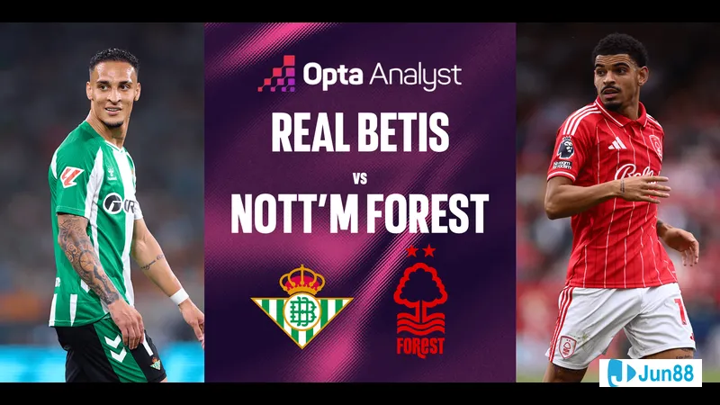 Cầu thủ Real Betis vượt qua cầu thủ Nottingham để tiến vào vòng cấm đối phương