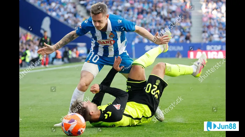 Cầu thủ Espanyol với bóng trước áp sát từ cầu thủ Real Betis