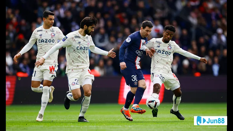 Hậu vệ của PSG cố gắng chặn đứng pha tấn công của tiền đạo Lille trên sân cỏ