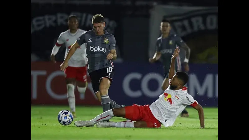 Cầu thủ của Platense đang tạo ra khoảnh khắc ấn tượng trước phòng ngự của Deportivo…