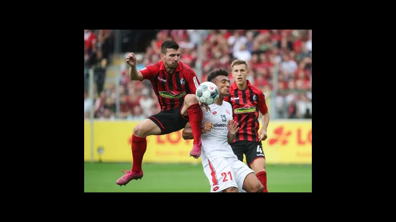 Cầu thủ của Freiburg tấn công quyết liệt trước hàng phòng ngự của Mainz