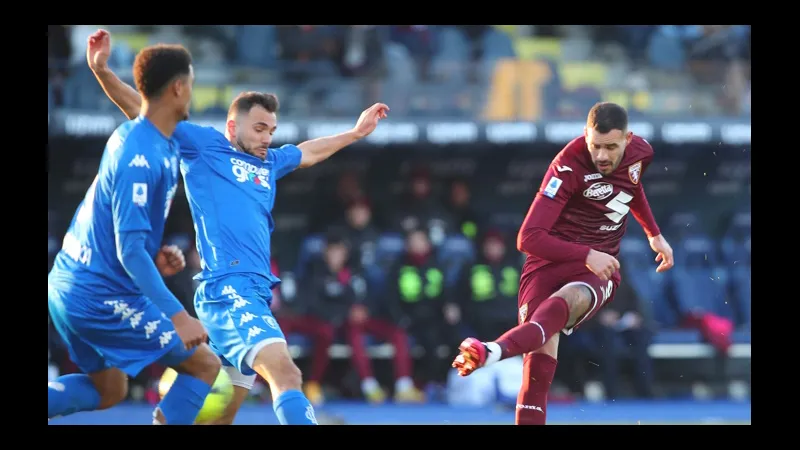 Cầu thủ Lecce dũng cảm đối mặt với hậu vệ Torino trong trận đấu