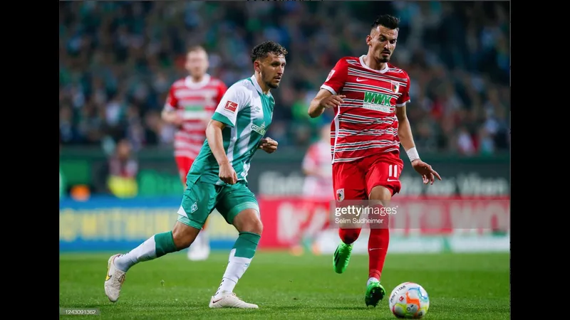 Bức ảnh chụp cầu thủ của Augsburg và Werder Bremen xô đẩy trên sân cỏ