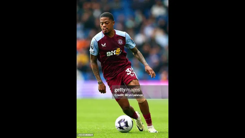 Cầu thủ Brighton với bóng đang chống chế Aston Villa trên sân cỏ