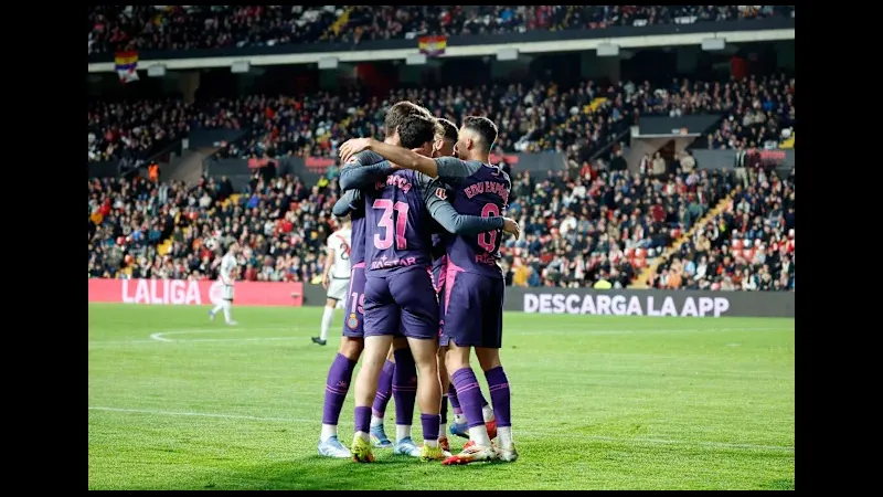 Cầu thủ của Espanyol vượt qua cầu thủ Rayo Vallecano trong trận đấu