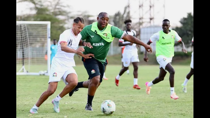 Cầu thủ Guabira băng qua hàng phòng ngự của Wilstermann trong trận đấu sôi động