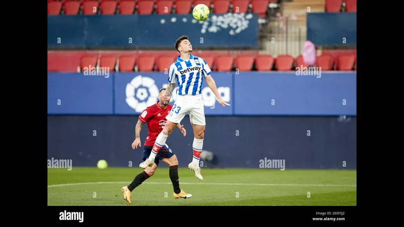 Cầu thủ Osasuna vượt qua hậu vệ Alavés trong trận đấu