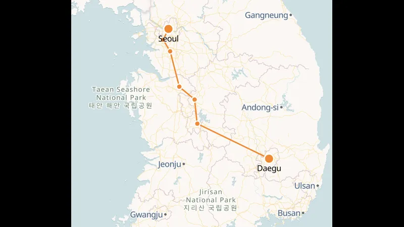Cầu thủ Deagu với Seoul E đang tranh chấp quả bóng trên sân